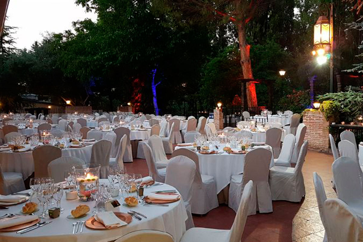 Mesas terraza nocturo Jardín el Botero